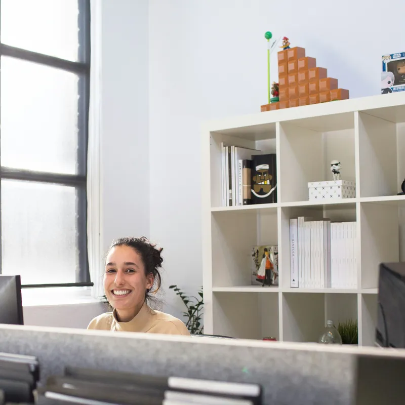 Intervenants Brio PAE discutant dans une salle lumineuse et apaisante