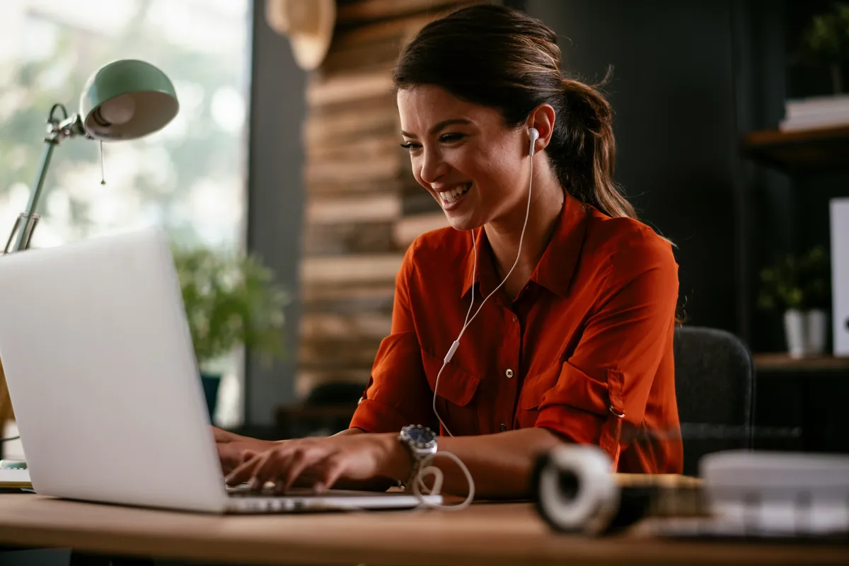 Professionnel offrant un accompagnement psychologique à distance via le programme PAE