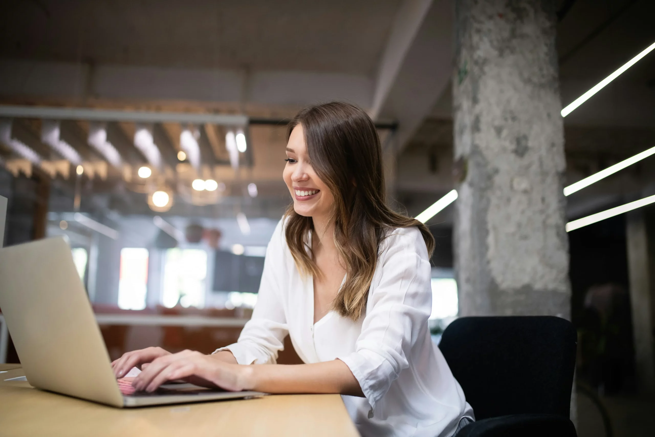 Employée utilisant son accès simple, rapide et sécurisant pour faire appel aux services de Brio PAE, sur ordinateur