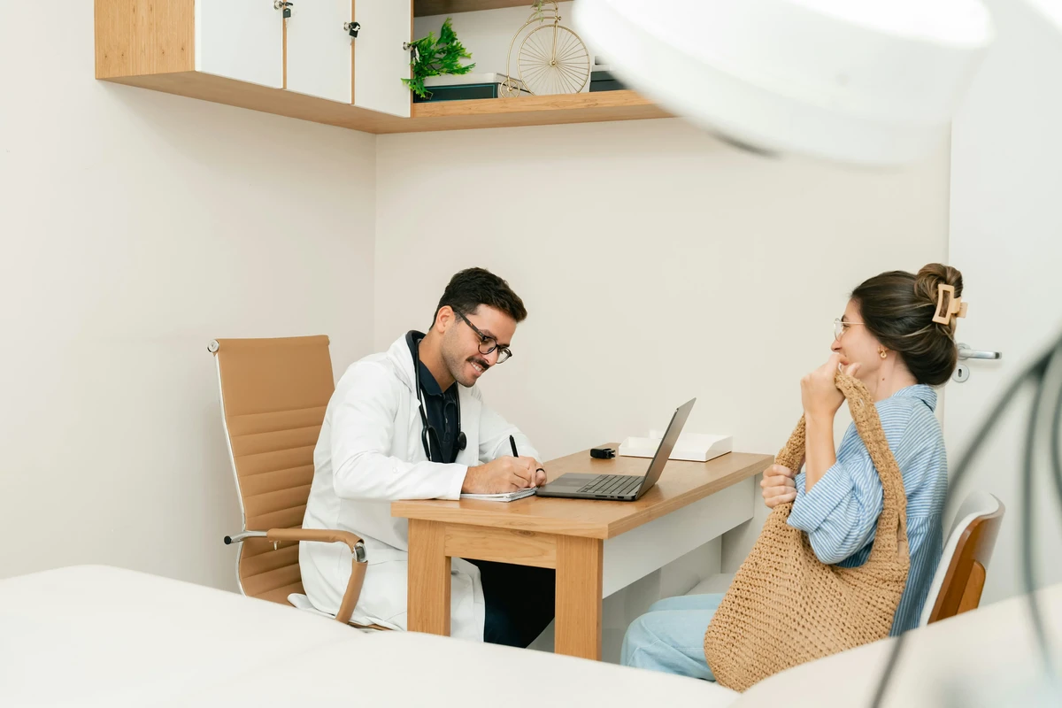 Un professionnel de la santé en téléconsultation avec un employé au travail